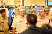 رسٹورنٹوں کے بعد پولس شاپنگ ملز پر چھاپے مار نے لگی