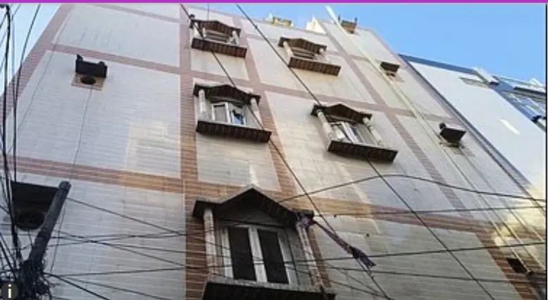 دہلی کے گاندھی نگر میں 4 منزلہ عمارت جھکی، نوٹس جاری، احتیاطاً عمارت خالی کرائی گئی