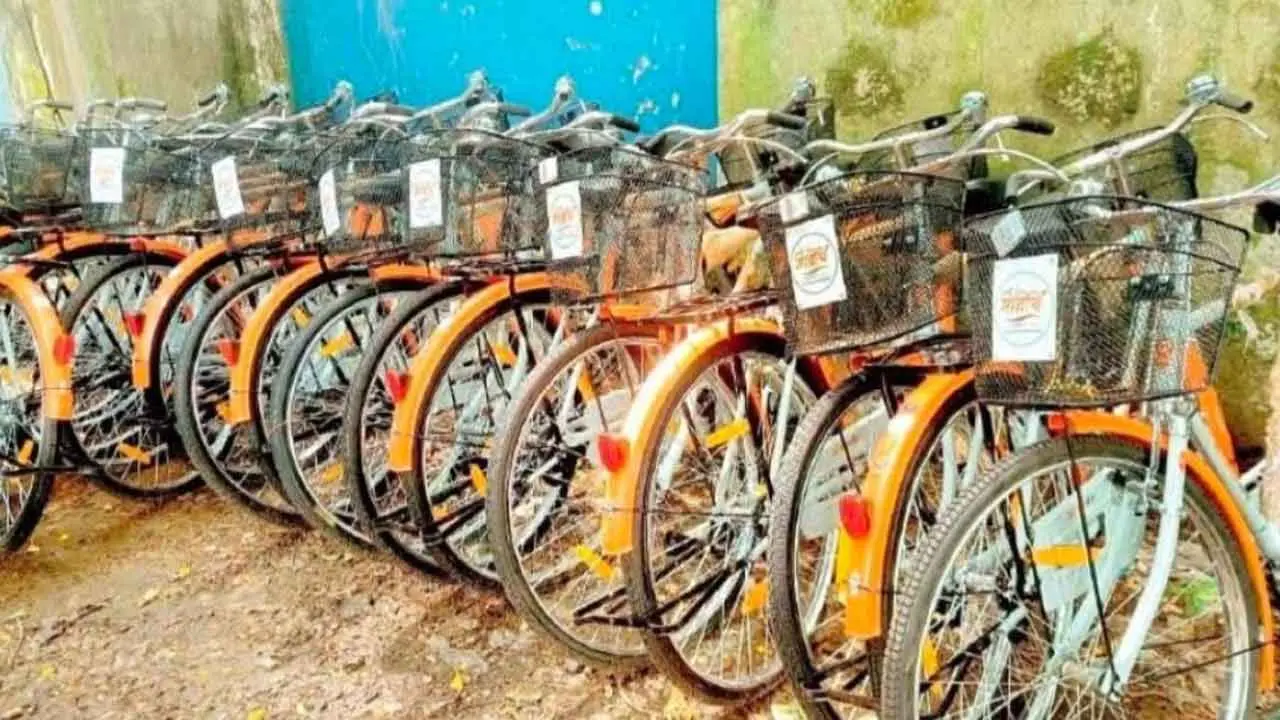 طلبا و طالبات کےلئے گیروا سائیکل آگئی
