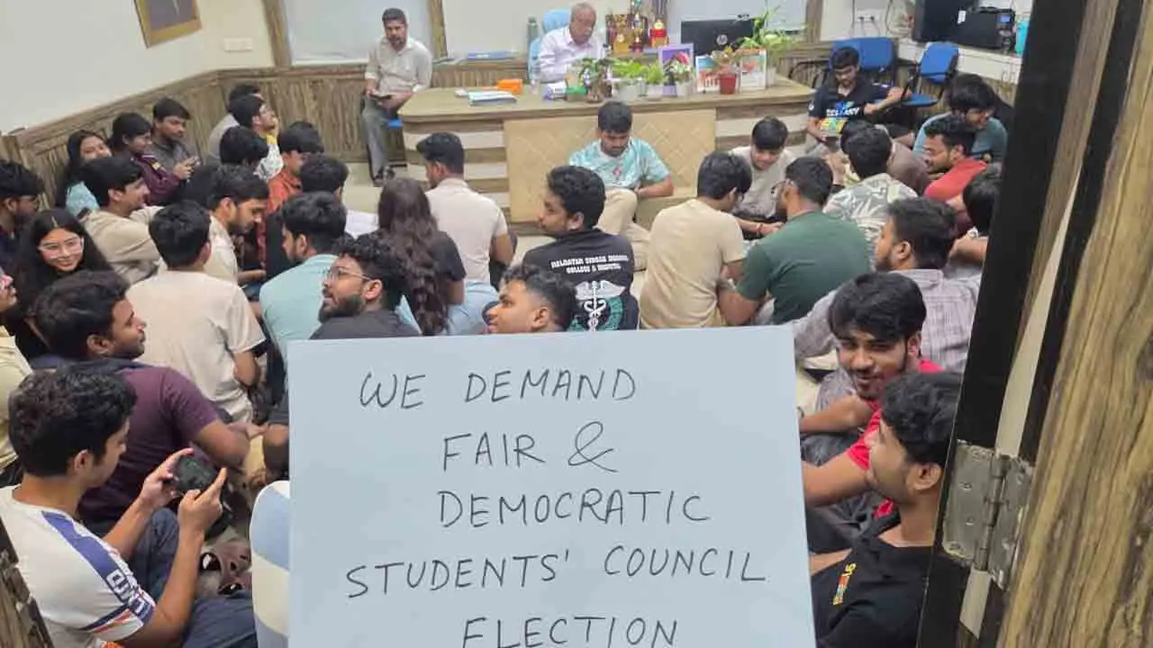طلبہ یونین کے انتخابات کے مطالبے پر این آر ایس میں پرنسپل کا گھیراو