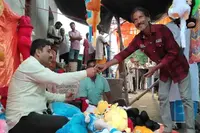 اقتدار ملنے کے باوجود جڑوں کو نہیں بھولے، میلے میں بیٹھ کر گڑیاں فروخت کرتے نظر آئے بی جے پی کے رکن اسمبلی!
