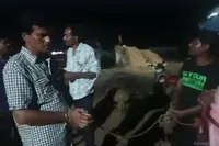 ریت کے کاروباری سے بھتہ وصولی کا الزام، بردوان میں بی جے پی رہنما کو باندھ کر گاو¿ں والوں کا احتجاج