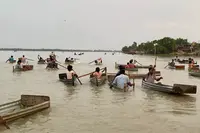 3 گھنٹے تک پانی میں سفر کرکے متاثرین کھانا لینے جا رہے ہیں! سینے تک پانی میں راحت کے لیے بھٹنی میں چیخ و پکار