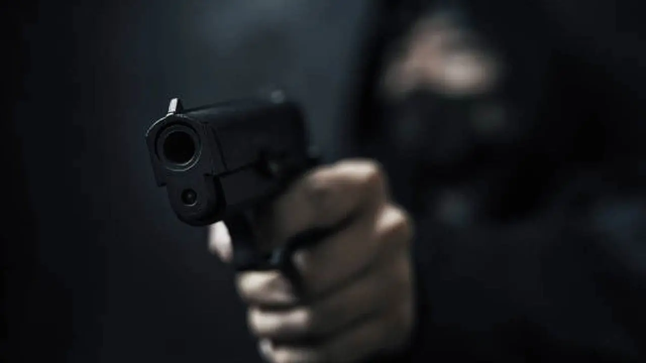 بیٹی کے سامنے والد کے سر پر اسلحہ تان کر بدمعاشوں نے قتل کی دھمکی دی