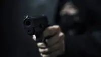 بیٹی کے سامنے والد کے سر پر اسلحہ تان کر بدمعاشوں نے قتل کی دھمکی دی