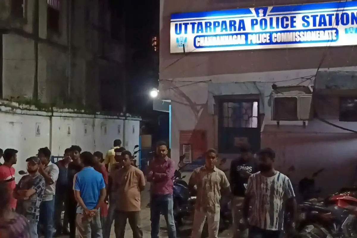 بچے کی حفاظت پر سوال کرنے والے والد کی پل کار ڈرائیور نے ناک پھوڑ دی، ہگلی کے ہندموٹر میں کشیدگی