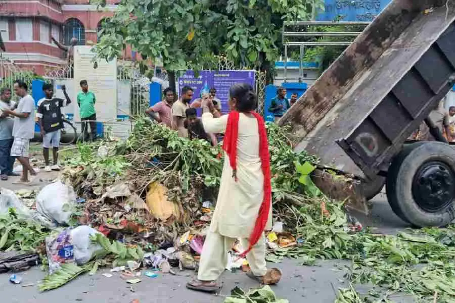 بقایا تنخواہ کے مطالبے پر صفائی کارکنوں کا احتجاج، جلپائی گوڑی میں خدمات بند
