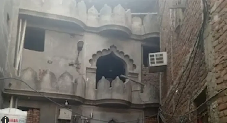 دہلی کے شالیمار باغ میں دیر شب ہوئی بلڈوزر کارروائی، مدینہ مسجد کا ایک حصہ بھی توڑا گیا