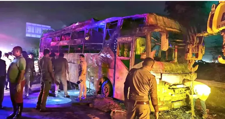 یمنا ایکسپریس وے پر چلتی بس میں لگی آگ، جھلس کر 9 مسافروں کی موت