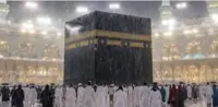مسجد الحرام میں تیز بارش کے دوران عمرہ زائرین کی عبادت کے روح پرور مناظر