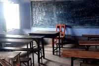 طلبہ سے خالی جونیئر ہائی اسکول، اساتذہ اور تعلیمی عملہ بیٹھے بیٹھے تنخواہ لے رہے ہیں!