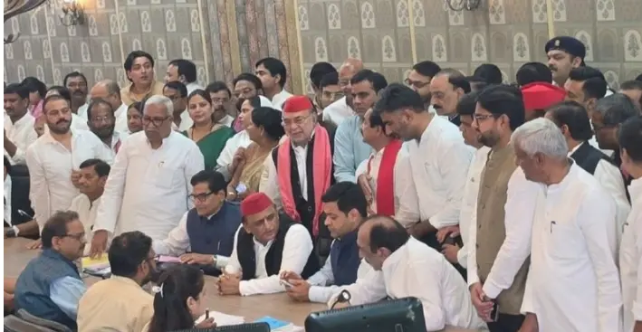 راجیہ سبھا کے میدان میں ایس پی کا بڑا داؤ، رام گوپال کے ساتھ دھن راج ناتھوانی نے کیا نامزدگی داخل