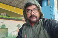 یوٹیوبر کو گاڑی سے اتارتے ہی انڈوں کی بارش، بینک شال کورٹ میں کشیدگی