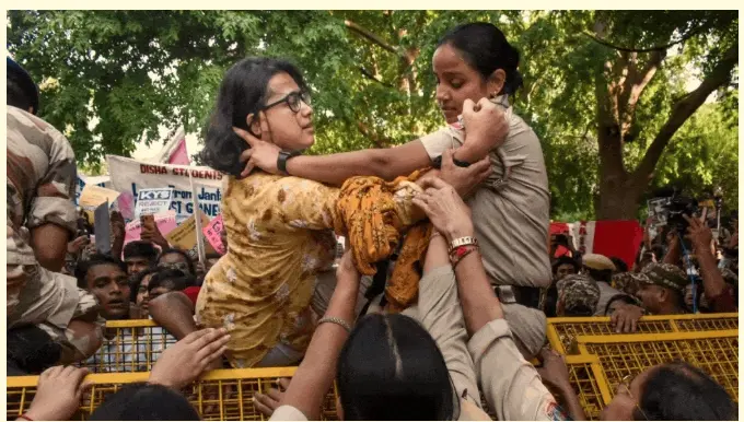 اے آئی ایس اے کی صدر نیہا بورا کو رہا کیا گیا، سی ای سی کے احتجاج کے دوران دہلی پولیس نے حراست میں لیا تھا