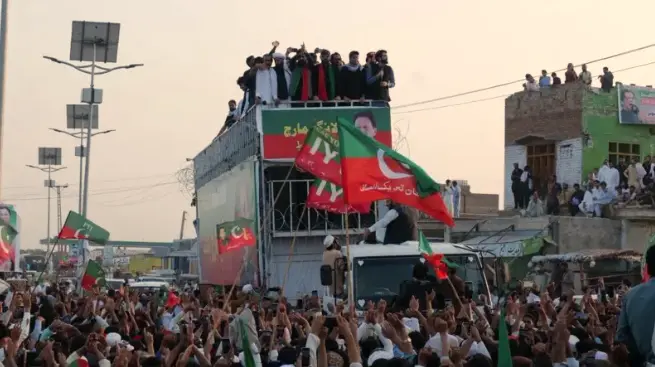 پاکستان:پی ٹی آئی نے عمران خان کی رہائی کے مطالبے پر لانگ مارچ شروع کر دیا