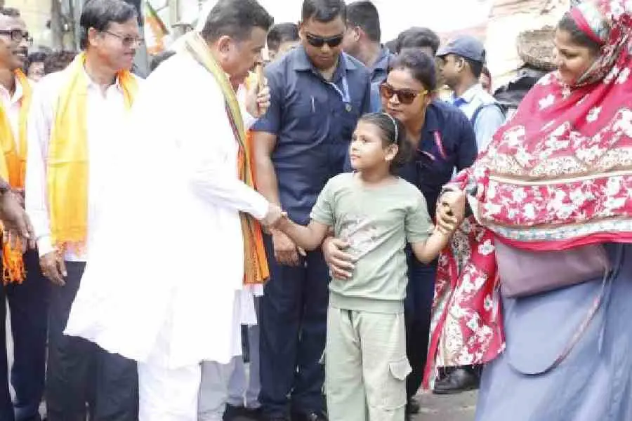 شوبھندو ادھیکاری کا دوہرا رخ؛ نندی گرام میں دوستی، وشوا ہندو پریشد کے اجتماع میں جارحانہ تیور