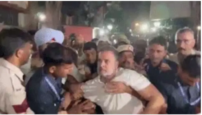 چیف الیکشن کمشنر کے خلاف مظاہرہ: دہلی پولیس نے راہل گاندھی اور پریانکا گاندھی کو دھرنے کی جگہ سے حراست میں لے لیا