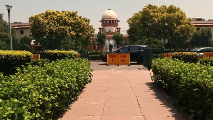 ’مکھی مارنے کے لیے ہتھوڑا نہیں چلایا جا سکتا‘: دہلی میٹرو اور ٹرینوں کی مکمل بندش پر سپریم کورٹ کا سخت ردعمل