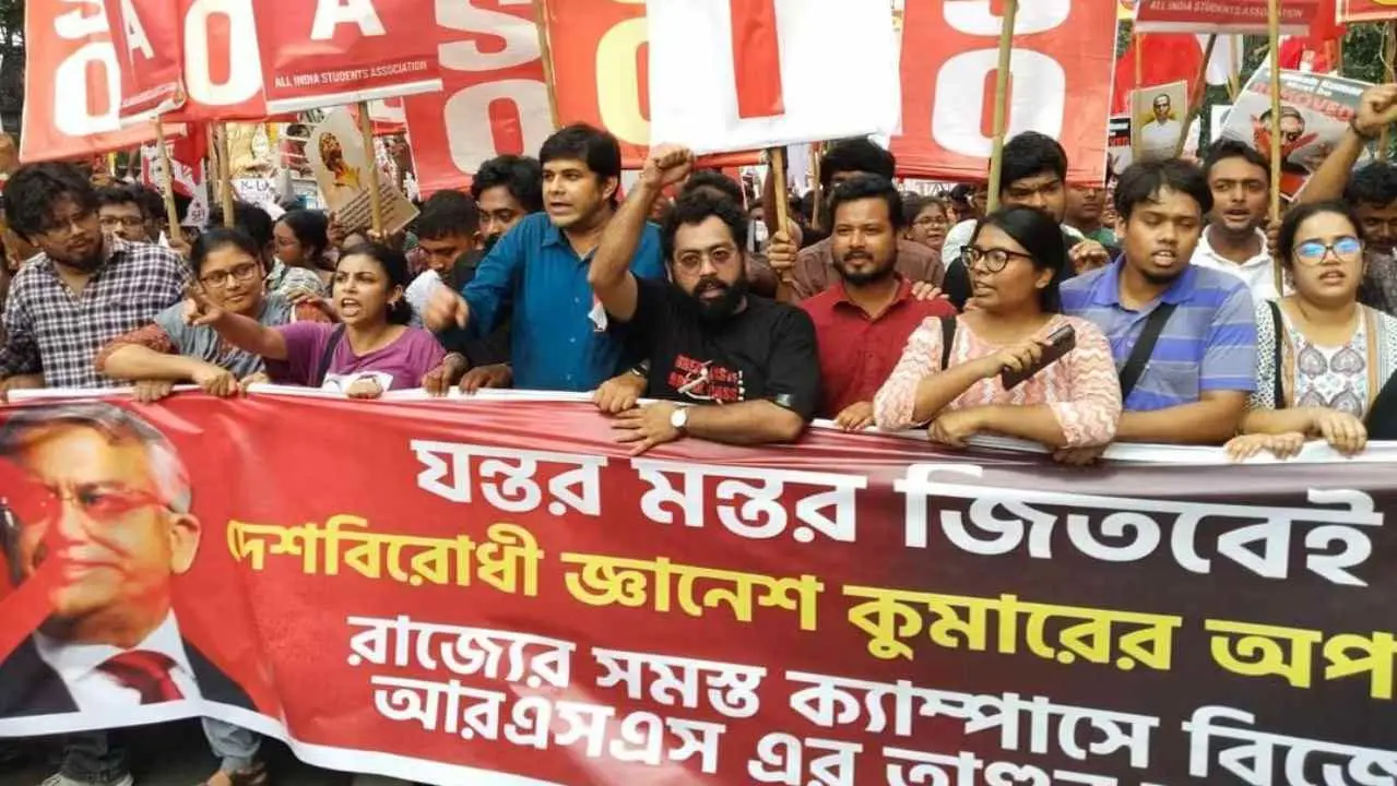 گیانیش کمار کے استعفے کے مطالبے پر کولکاتا میں بائیں بازو کی طلبہ تنظیموں کا جلوس