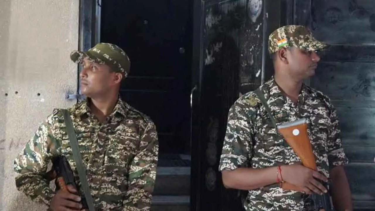منافع کا لالچ دے کر مالی دھوکہ دہی کے الزام کی تحقیقات، آٹھ مقامات پر بیک وقت تلاشی