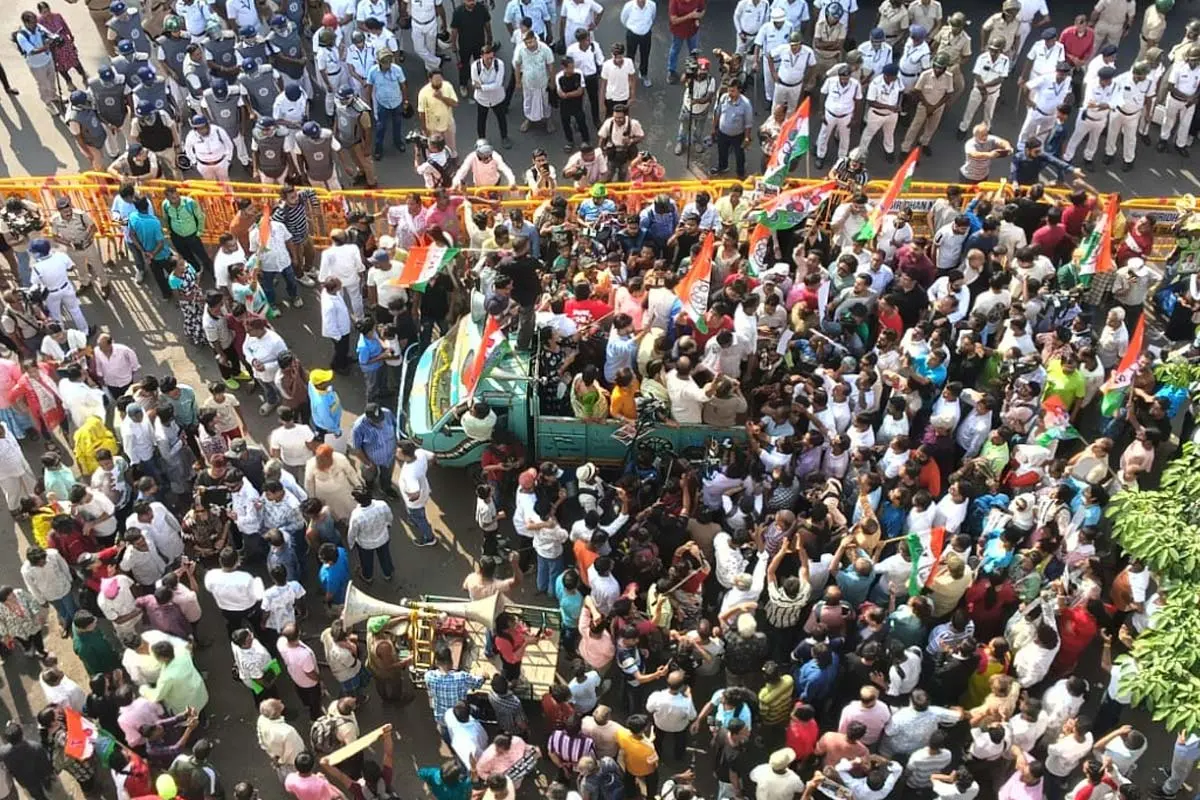 کولکاتا میں ممتا ترنمول کی ’بغیر اجازت‘ ریلی، شوبھندو کی للکار: ’درگا پوجا میں بدنظمی نہیں ہونے دوں گا‘
