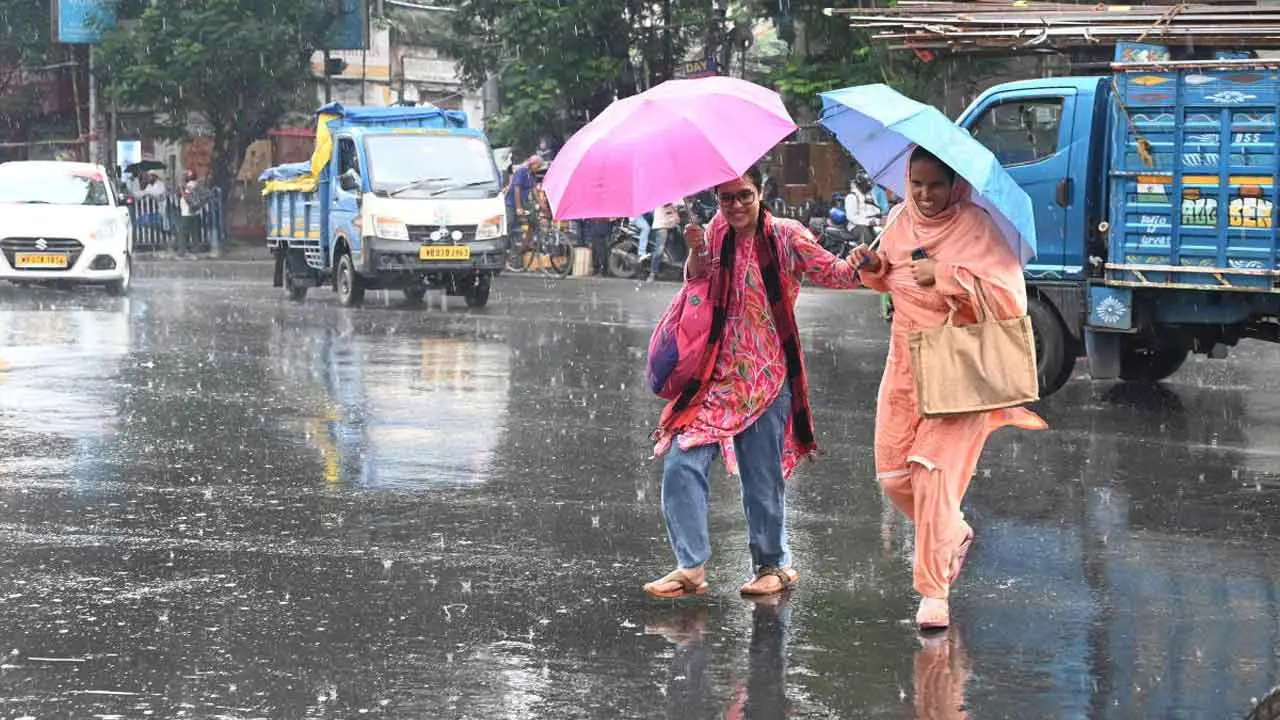 درگا پوجا کے دوران بنگال کے دونوں حصوں کے کئی اضلاع میں مقامی طور پر بارش کا امکان