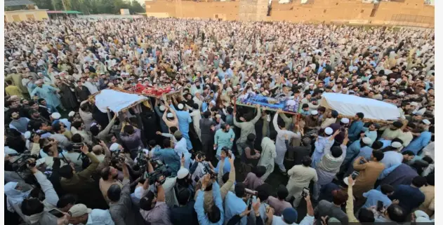 پشاور میں سکول کی چھت گِرنے سے 34 ہلاکتیں: 16 بچوں کی اجتماعی نماز جنازہ ادا کر دی گئی