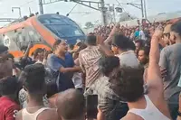 16 گھنٹے تاخیر سے چل رہی ٹرین، وندے بھارت کے آتے ہی زبردست احتجاج