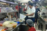 درگا پوجا کے دوران پارک اسٹریٹ کے ریسٹورنٹس پر چھاپہ! خراب پنیر اور گریوی کو میونسپل افسران نے پھینک دیا