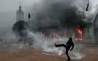 پرتشدد احتجاج، پیرس سمیت فرانس کے کئی شہروں میں کرفیو نافذ