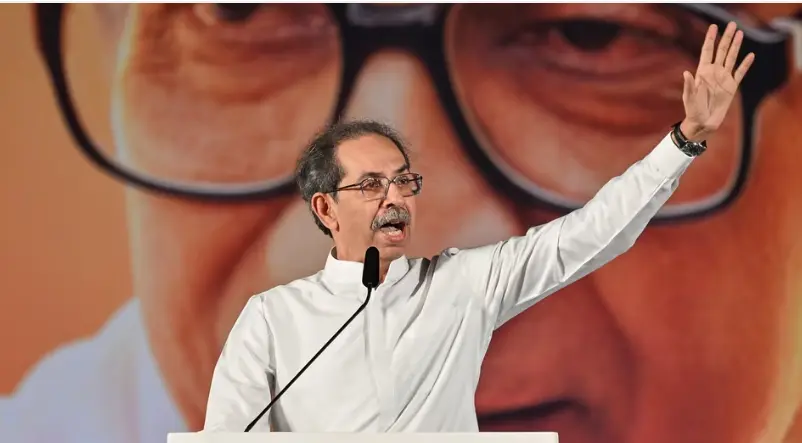 "بشنوئی آرام سے ڈھوکلا کھا رہے ہیں": ٹائیگر شروف فائرنگ کیس پر ادھو ٹھاکرے کا فڈنویس کو چیلنج