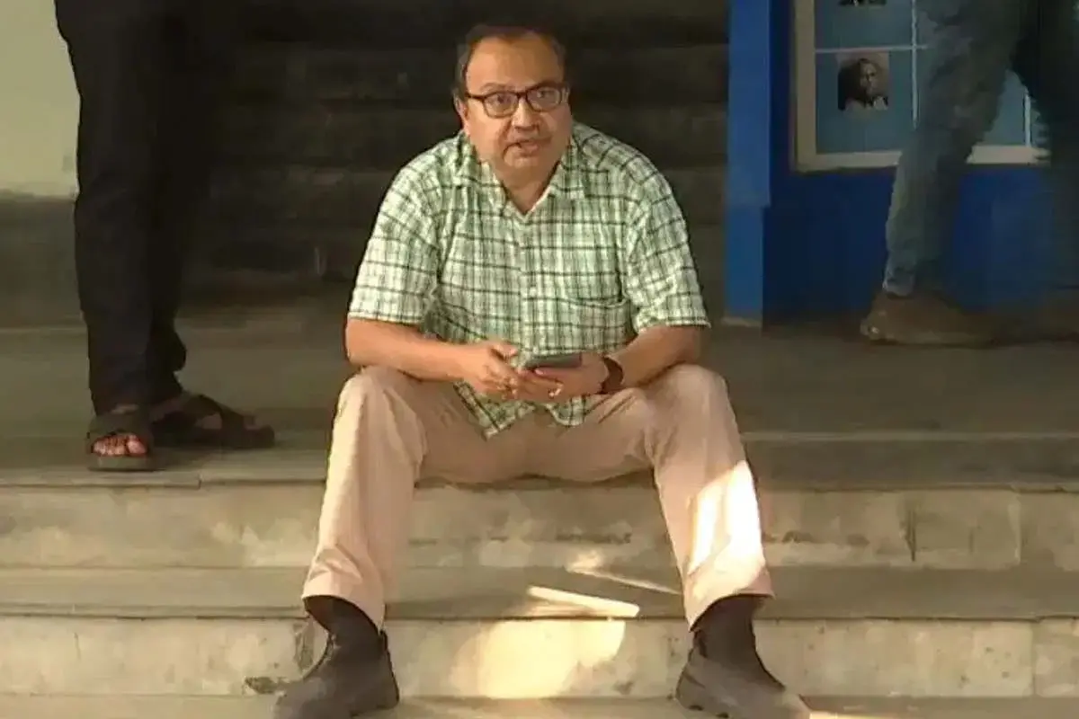 ترنمول لیڈر انصاری کی گرفتاری کے خلاف تھانہ کے باہر کنال گھوش کا دھرنا