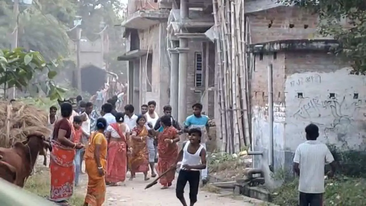 مورتی وسرجن کے دوران دوسرے محلے میں نشہ کرنے کو لے کر جھگڑا، بیربھوم میں خونریز تصادم! بچوں اور خواتین سمیت کئی دیہاتی زخمی