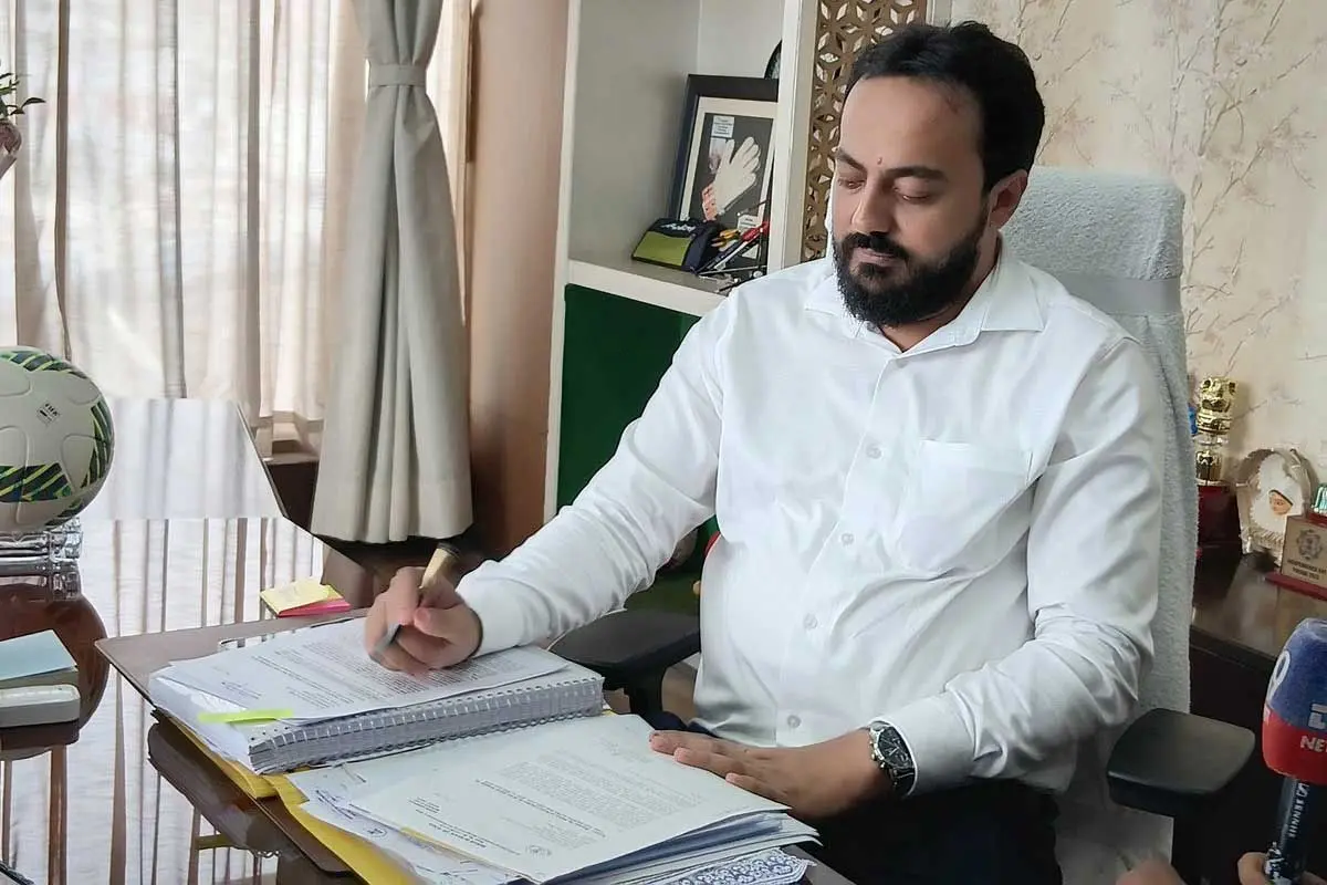 ملازمت اور ذاتی مسائل بتانے کے لیے مریض بن کر ڈاکٹر و وزیر کے چیمبر میں بھیڑ