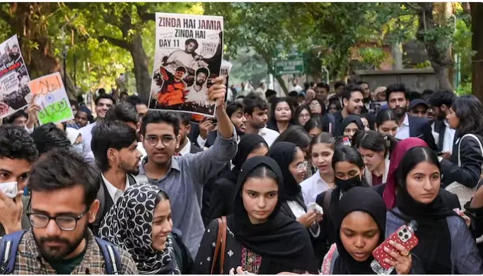 جامعہ ملیہ اسلامیہ میں کشیدگی کے درمیان تمام کلاسیں آن لائن، انتظامیہ کی طلبہ سے احتجاج ختم کرنے کی اپیل