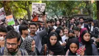جامعہ ملیہ اسلامیہ میں کشیدگی کے درمیان تمام کلاسیں آن لائن، انتظامیہ کی طلبہ سے احتجاج ختم کرنے کی اپیل