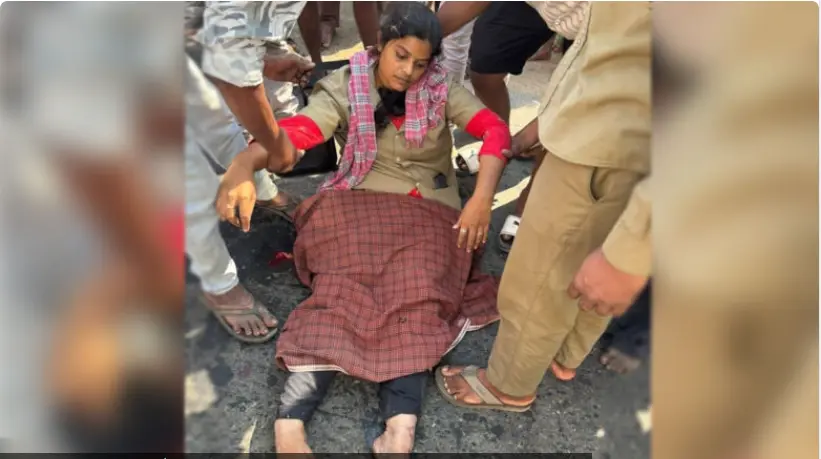چلر نہ دینے پر خاتون مسافر نے خاتون کنڈکٹر کو بس سے دھکیل دیا، دونوں ٹانگیں ٹوٹ گئیں