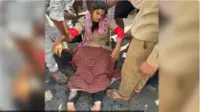 چلر نہ دینے پر خاتون مسافر نے خاتون کنڈکٹر کو بس سے دھکیل دیا، دونوں ٹانگیں ٹوٹ گئیں