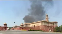 نئی دہلی کے نارتھ بلاک میں آگ لگنے سے افرا تفری: وزارتِ داخلہ و مالیات کی عمارت سے اٹھا گہرا دھواں