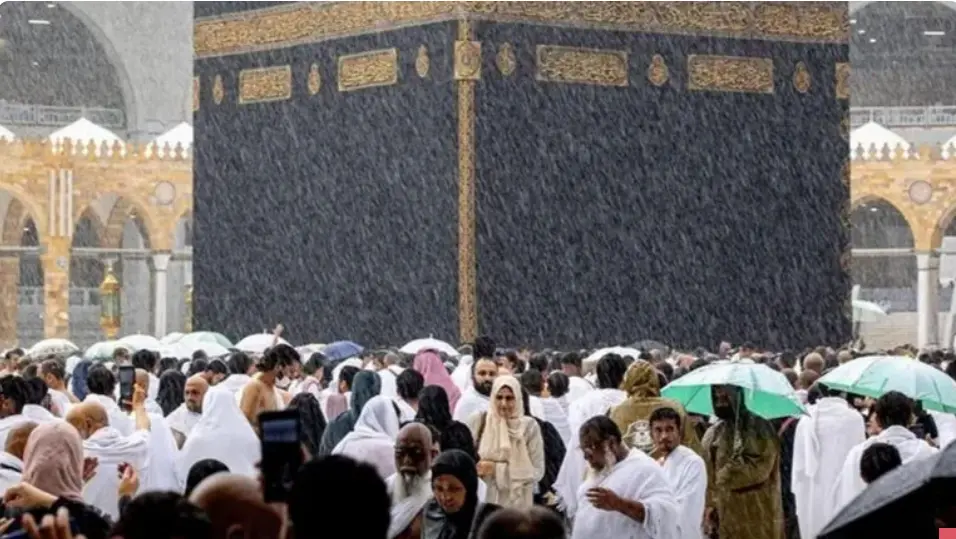 خانہ کعبہ پر باران رحمت، موسلادھار بارش کے دوران عبادت اور طواف کے روح پرور مناظر