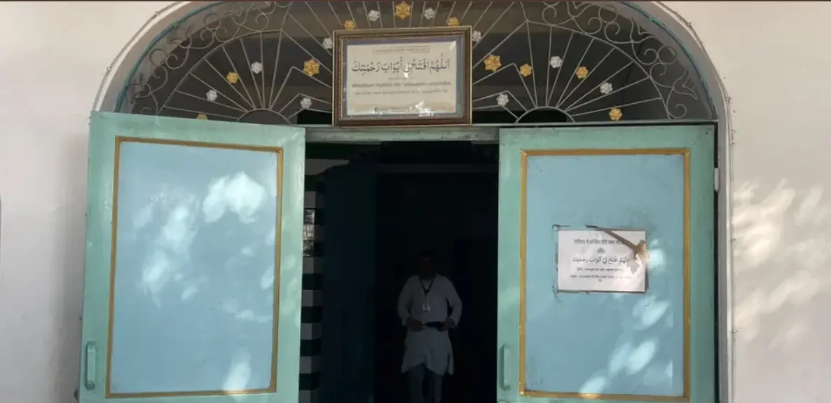 ریس کورس کی مسجد پر فی الحال نہیں چلے گا بلڈوزر ،  دہلی ہائی کورٹ نے لگائی روک ریس کورس کی مسجد پر فی الحال نہیں چلے گا بلڈوزر ، دہلی ہائی کورٹ نے لگائی روک