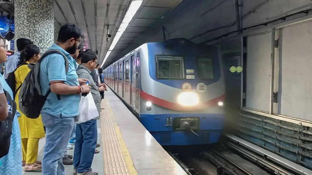 بلیو لائن پر اتوار کو طویل وقت تک جزوی روٹ پر چلیں گی میٹرو ٹرینیں