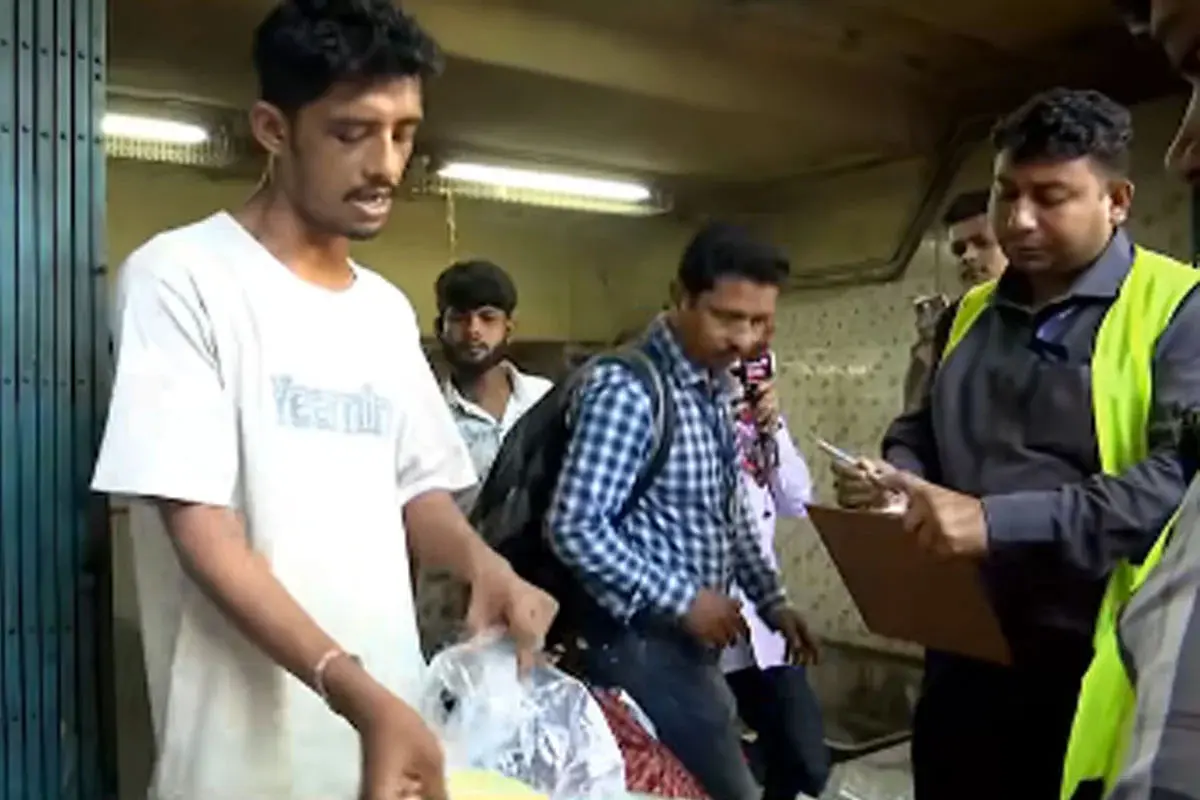 سیالدہ میں راجو دا کی دکان پر میونسپل کارپوریشن کے محکمہ? فوڈ سیفٹی کی کارروائی